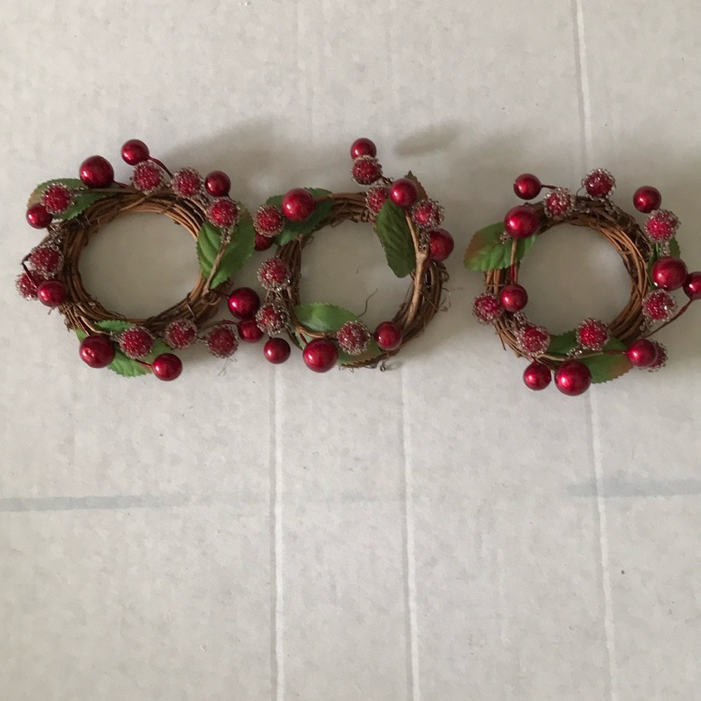 Festive Red Berry Wreath Set